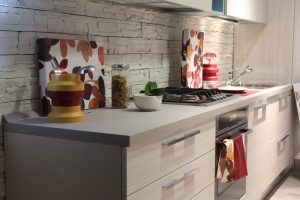 Najbardziej wytrzymały materiał na blaty kuchenne – konglomeraty kwarcowe. Blaty z konglomeratów