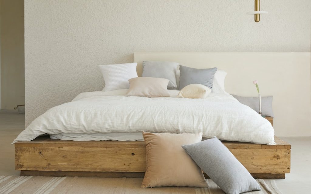 Sprawdzone rozwiązanie do małej sypialni – łóżko z pojemnikiem na pościel!