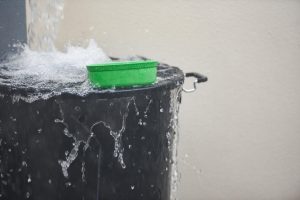 Zalanie sąsiada – co robić w takiej sytuacji