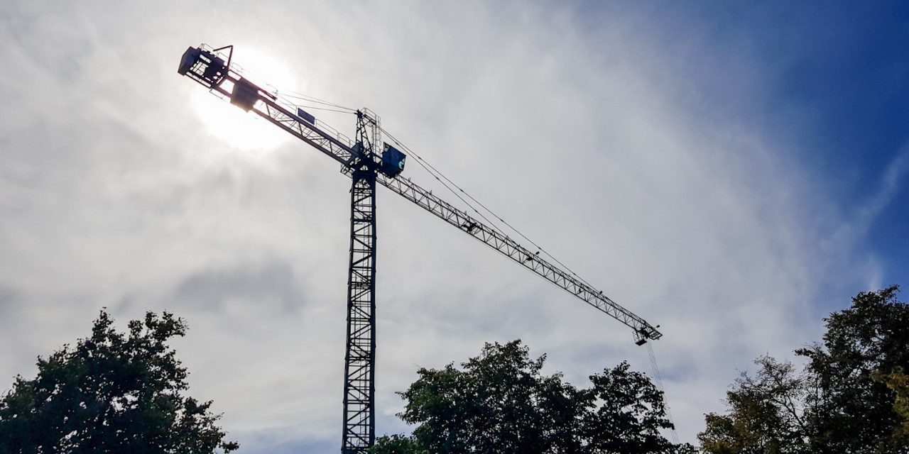 Wynajem żurawi – kwestie, które warto rozważyć przed wyborem sprzętu