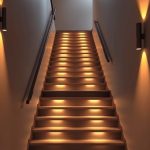 Oświetlenie schodów w domu: jak połączyć bezpieczeństwo, wygodę i estetykę w praktyce