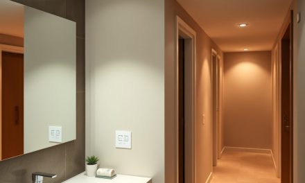 Oświetlenie na ściemniacz w łazience i przedpokoju – kiedy i jak warto je stosować dla komfortu i oszczędności energii