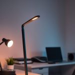 Lampka na biurko: jak wybrać model łączący ergonomię, funkcjonalność i komfort wzroku