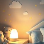 Oświetlenie nocne do pokoju dziecka – jak wybrać bezpieczną i funkcjonalną lampkę wspierającą spokojny sen