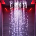 Oświetlenie prysznica: jak wybrać bezpieczne i funkcjonalne rozwiązania z LED i regulacją barwy światła