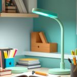 Lampka na biurko dla dziecka: jak wybrać bezpieczne i ergonomiczne oświetlenie sprzyjające nauce