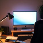 Oświetlenie do pracy przy komputerze: jak wybrać i ustawić światło dla komfortu i zdrowia oczu