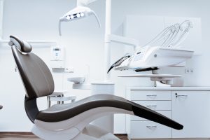 Czym jest endodoncja i kiedy warto skorzystać z jej usług?