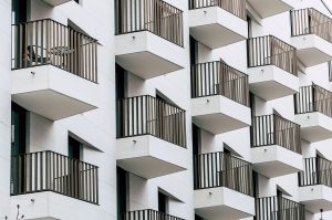 Rynek pierwotny czy wtórny – różnice w kosztach, podatkach i ryzyku przy zakupie mieszkania