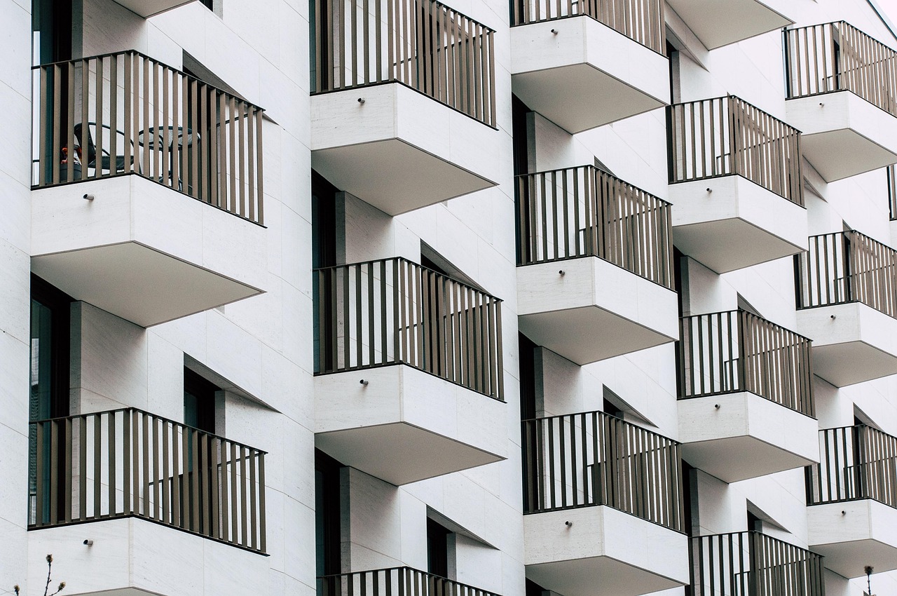 Rynek pierwotny czy wtórny – różnice w kosztach, podatkach i ryzyku przy zakupie mieszkania